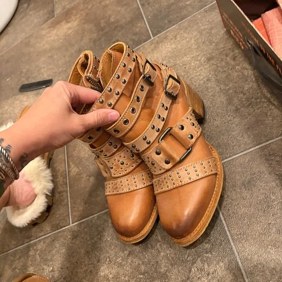 Freebird slayer Tan Ankle Boots with Brogue Detailing - Picture 2 of 4